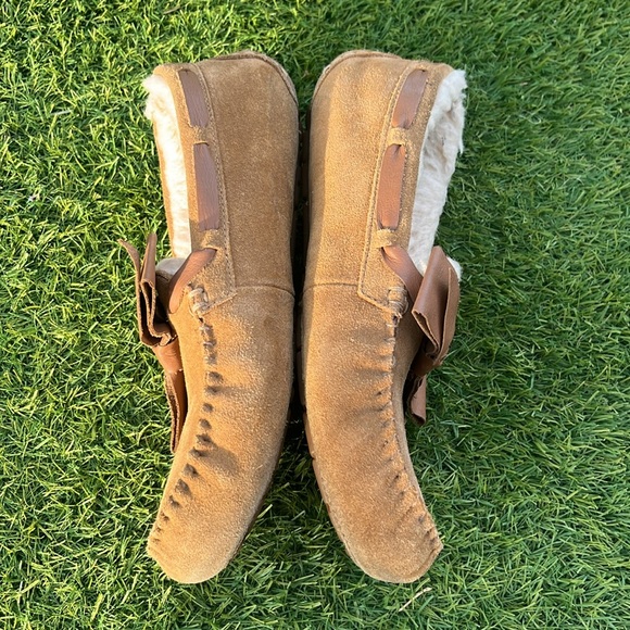 UGG Dakota Leather Bow Brown Slippers - Picture 8 of 9